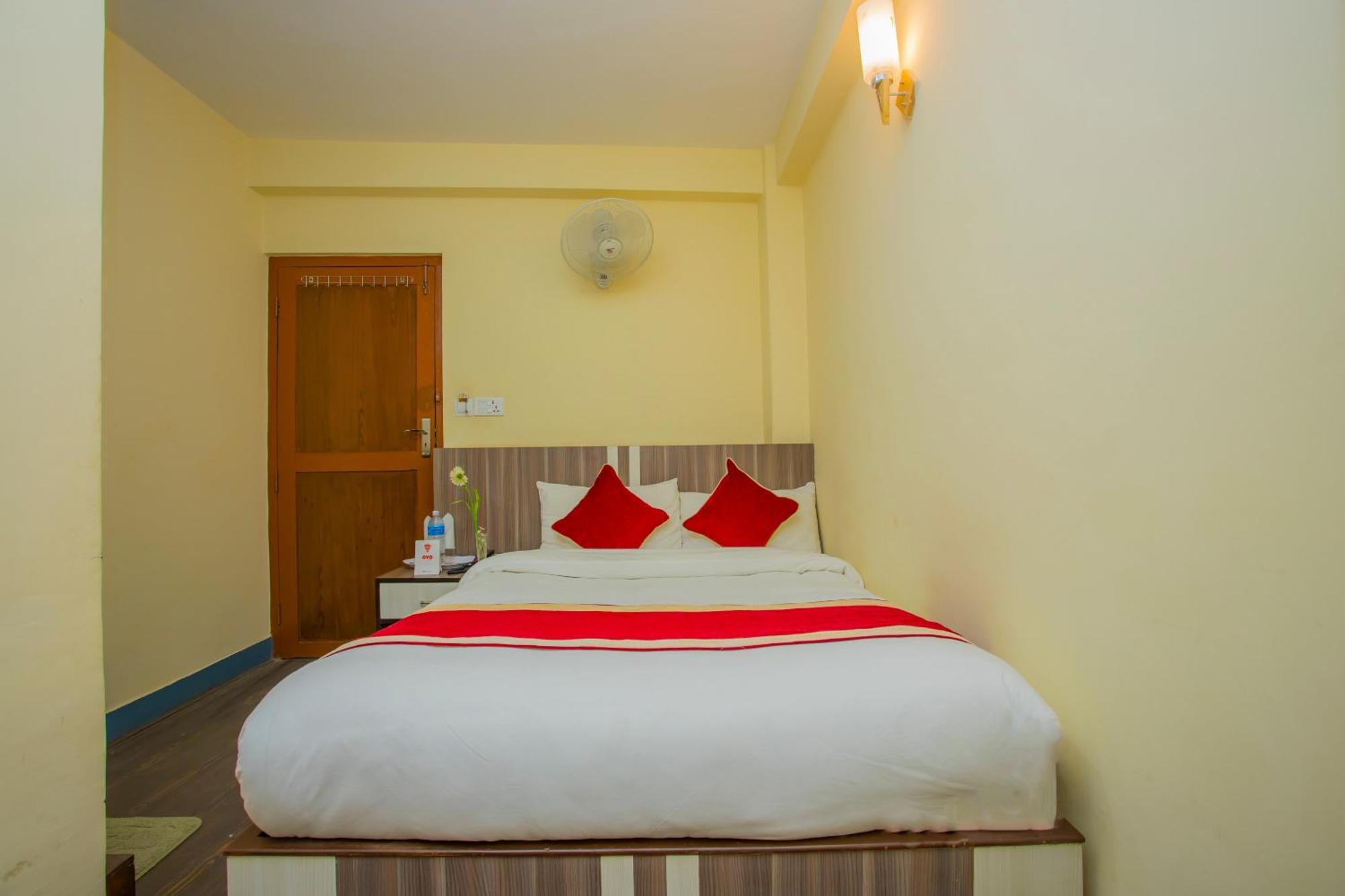 Oyo 297 Hotel Aayam Катманду Екстер'єр фото